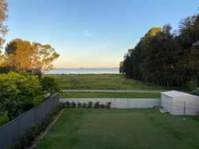 Lakefront Holiday Home, Berkeley Vale